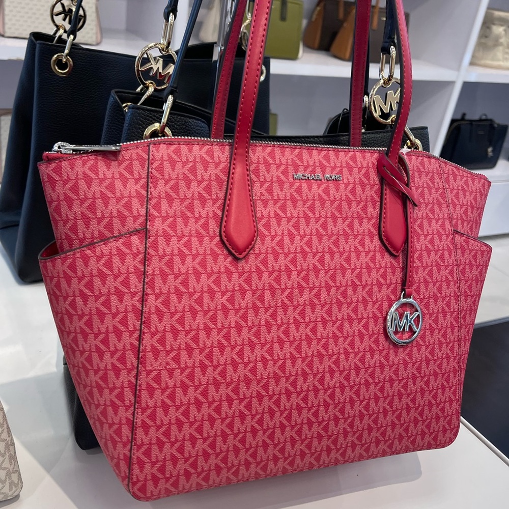 MICHAEL KORS Marilyn Medium Signature Logo Tote Bag
Dark Raspberry
NWT - Picture 12 of 16